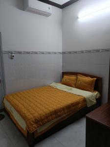 a bedroom with a bed in a room at Eo Gió Motel in Hưng Lương