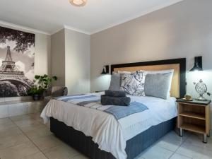 艾伯頓的住宿－Magnolia Guesthouse，一间卧室配有一张床,享有艾菲尔铁塔的景色