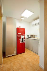 - un réfrigérateur rouge dans la cuisine dans l'établissement Geonmaek Stay, à Mokpo