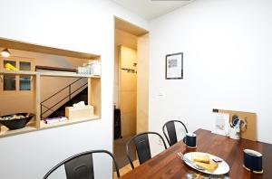 - une salle à manger avec une table et des chaises dans l'établissement Geonmaek Stay, à Mokpo