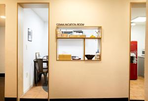 木浦市にあるGeonmaek Stayのカナディアナイゼーションルームを読む看板付きの扉