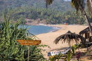 a beach with a sign that reads gendi at Bamboo Yoga Retreat in Canacona