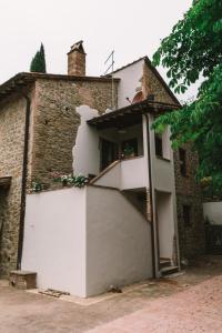 um edifício com uma porta de garagem branca em frente em Parulia Country House em Arezzo