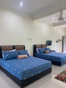 Ένα ή περισσότερα κρεβάτια σε δωμάτιο στο Akram Homestay