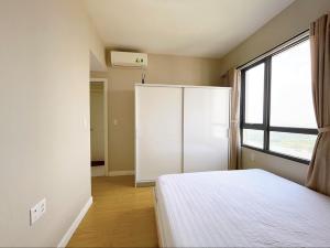 - une chambre avec un lit et une grande fenêtre dans l'établissement Masteri Thao Dien Apartment, 2BRs, 2WC, Free service, shopping mall, à Hô-Chi-Minh-Ville