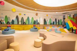 uma área recreativa para crianças com mobiliário colorido e uma sala de jogos para crianças em Sanya Haitang Bay Meiya Four Seasons Holiday Hotel em Sanya