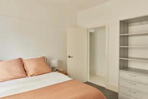 Voodi või voodid majutusasutuse Tamarama Oceanfront Apartment - Best View in Sydney toas +8 fotot