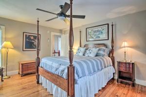 1 dormitorio con 1 cama y ventilador de techo en Dorchester County Home Near Choptank River!, en Cambridge