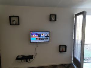 Una televisión o centro de entretenimiento en Le Blarsois
