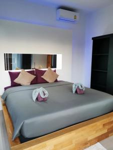 - un grand lit avec 2 oreillers dans l'établissement Sand House, à Chaweng