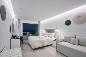 Cama ou camas em um quarto em Dimitra Beach Hotel & Suites
