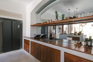 eine Küche mit einer Holztheke und einem Waschbecken in der Unterkunft The Arki Villa in Canggu