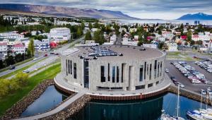 eine Luftansicht eines Gebäudes mit Yachthafen in der Unterkunft Superb central location, no car needed - Spacious in Akureyri