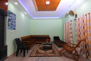 Predel za sedenje v nastanitvi Golden Cypress Resort with Pool -Wayanad