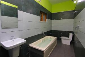Kopalnica v nastanitvi Golden Cypress Resort with Pool -Wayanad