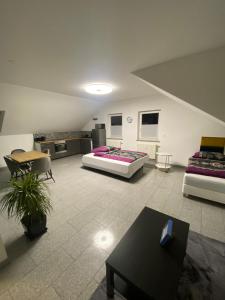 ein großes Wohnzimmer mit zwei Betten und einem Tisch in der Unterkunft Casa Nero in Leimen