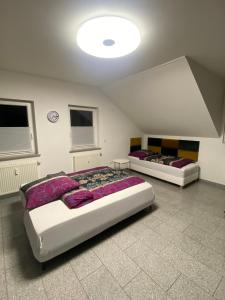 zwei Betten in einem Zimmer mit zwei Fenstern in der Unterkunft Casa Nero in Leimen
