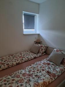 Un pat sau paturi într-o cameră la StudioApartman M