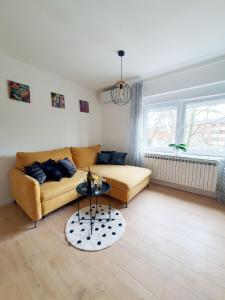 sala de estar con sofá y mesa en StudioApartman M en Valpovo