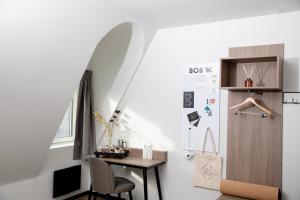 奥斯陆Bob W Oslo Sentralen的客房设有书桌、门和桌子。