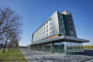 een hoog gebouw met veel ramen bij Gr8 Hotel Breda in Breda