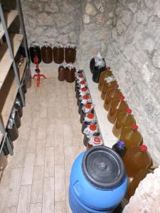 una fila di bottiglie allineate in una stanza di Hotel MASPINDZELO a Kutaisi