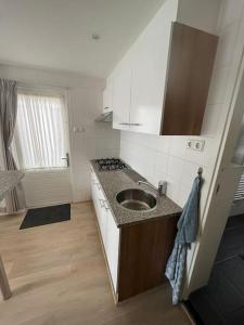 Kuchyň nebo kuchyňský kout v ubytování Have a nice stay! - Zomerhuis Toda Cambia dicht bij strand