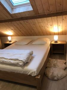 1 cama en una habitación con 2 lámparas en 2 mesas en Gîte Durbuy, en Durbuy
