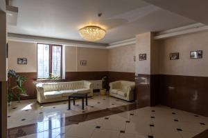 - un salon avec deux canapés et un lustre dans l'établissement Hotel Korona, à Magnitogorsk