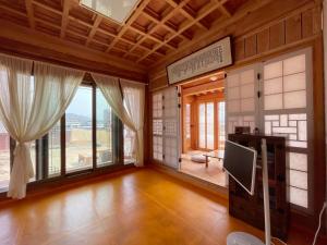 Postel nebo postele na pokoji v ubytování Hanok Stay - JukRokJungSa