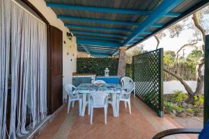 カラゼッタにあるVilletta Gelsominoの青い天井のパティオ(テーブル、椅子付)