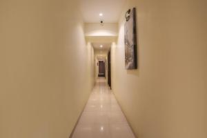 TV a/nebo společenská místnost v ubytování FabHotel West inn - Nr Mumbai International Airport