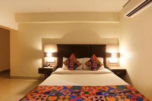 Postel nebo postele na pokoji v ubytování FabHotel West inn - Nr Mumbai International Airport