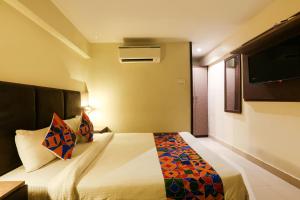 Postel nebo postele na pokoji v ubytování FabHotel West inn - Nr Mumbai International Airport
