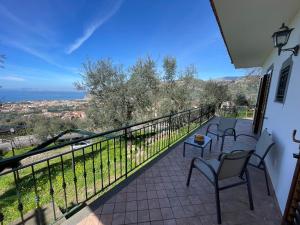einen Balkon mit Stühlen und Meerblick in der Unterkunft SKY VIEW Villa in Piano di Sorrento