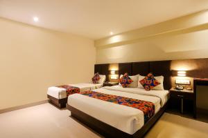 Postel nebo postele na pokoji v ubytování FabHotel West inn - Nr Mumbai International Airport