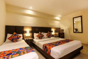 Postel nebo postele na pokoji v ubytování FabHotel West inn - Nr Mumbai International Airport