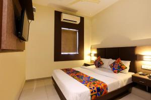 Postel nebo postele na pokoji v ubytování FabHotel West inn - Nr Mumbai International Airport