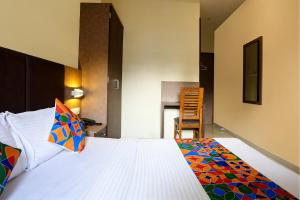 Postel nebo postele na pokoji v ubytování FabHotel West inn - Nr Mumbai International Airport
