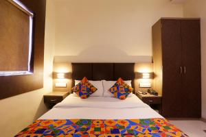 Postel nebo postele na pokoji v ubytování FabHotel West inn - Nr Mumbai International Airport