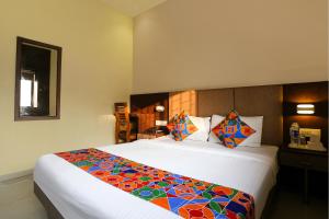 Postel nebo postele na pokoji v ubytování FabHotel West inn - Nr Mumbai International Airport