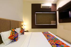 Postel nebo postele na pokoji v ubytování FabHotel West inn - Nr Mumbai International Airport