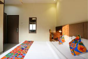 Postel nebo postele na pokoji v ubytování FabHotel West inn - Nr Mumbai International Airport