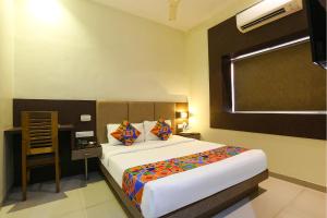 Postel nebo postele na pokoji v ubytování FabHotel West inn - Nr Mumbai International Airport