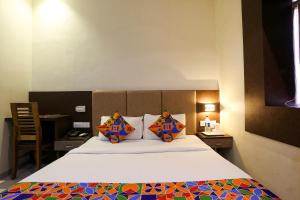 Postel nebo postele na pokoji v ubytování FabHotel West inn - Nr Mumbai International Airport + 16 fotografií
