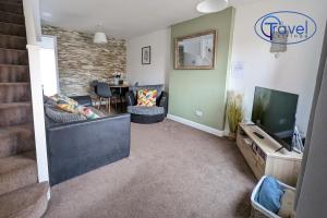 A television and/or entertainment centre at Dean House, 2 BR, Sleeps 5,Kitchen, FREE Parking, Spacious, Garden, Close Motorways