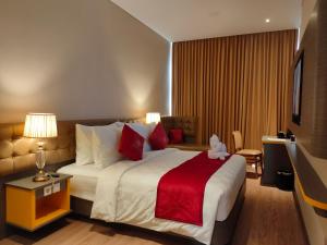 Rúm í herbergi á Ramada by Wyndham Yogyakarta