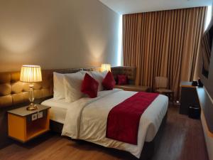 Rúm í herbergi á Ramada by Wyndham Yogyakarta