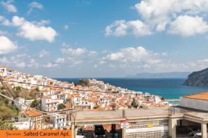 - une vue sur la ville et l'océan dans l'établissement Fasolaki, Skopelos Town, à Skopelos