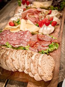 Montlaur的住宿－Vins de Dagne，一张桌子,上面放着不同种类的肉和奶酪